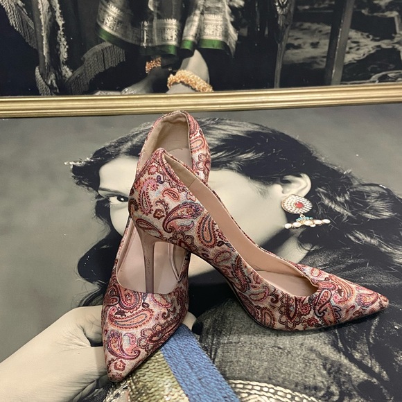 Heels. Size - 235.EUR- 37. Measurement shown in the picture in CMS